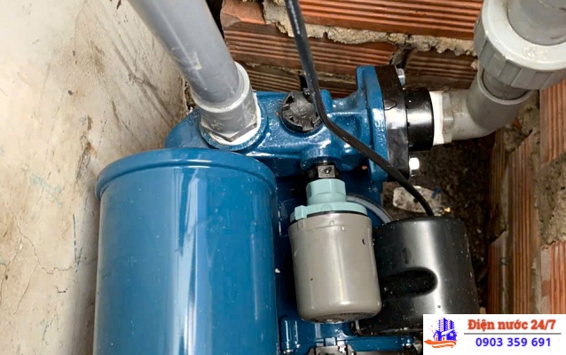 Thợ sửa máy bơm nước tăng áp