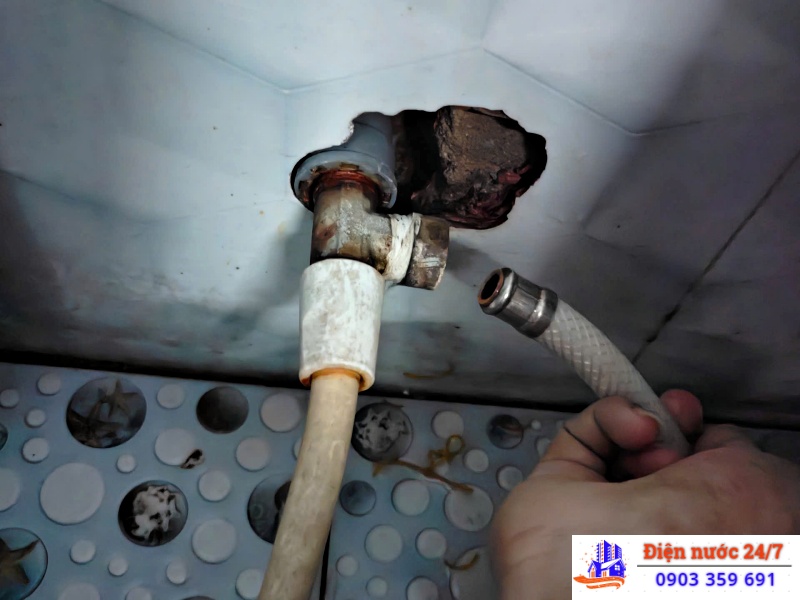 Thợ sửa vòi nước bị gãy chân vòi trong tường giá rẻ 24H