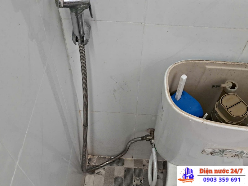 Nguyên nhân & giải pháp sửa ống nước bồn cầu 