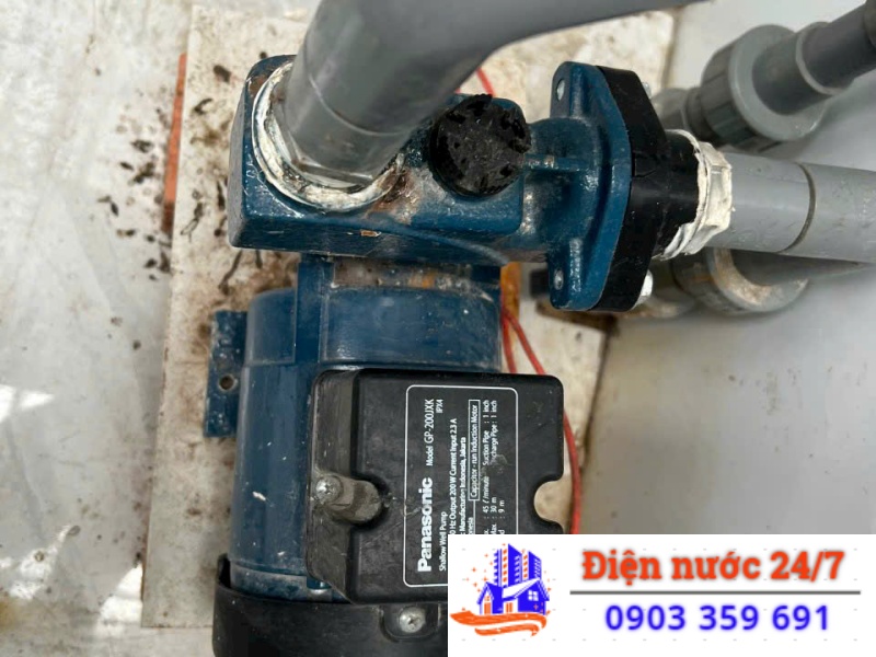 Cần sửa máy bơm nước rò điện đêm khuya