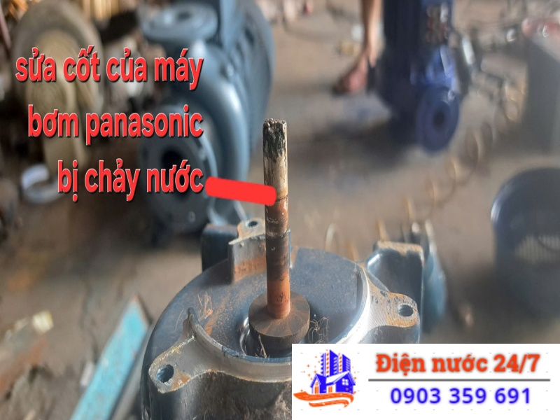 Thợ sửa máy bơm nước bị hư cốt, bào mòn, mục