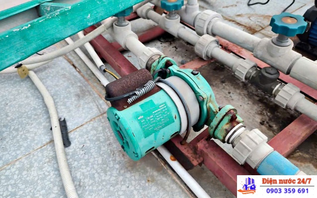 Thợ sửa máy bơm nước tại nhà