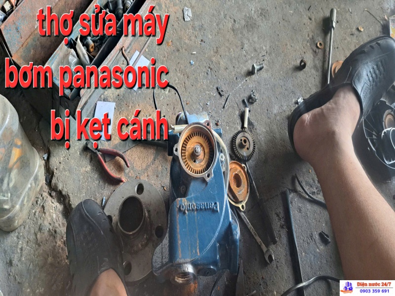 Thợ sửa máy bơm nước bị kẹt cánh