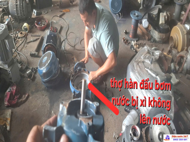 Thợ sửa bạc đạn máy bơm bị hư, xì nước