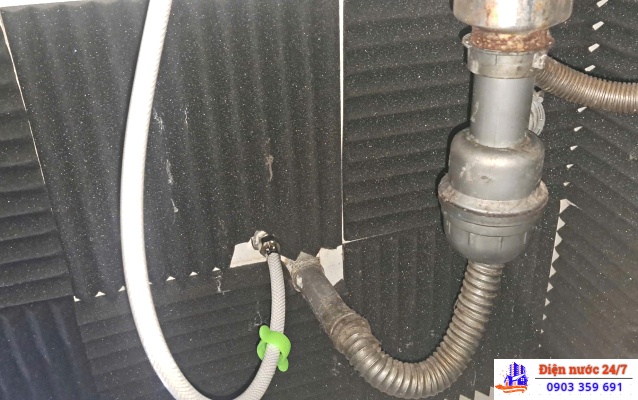 sửa ống nước bị rò rỉ