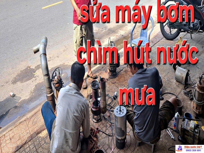 Sửa máy bơm chìm nghẹt bùn trời mưa