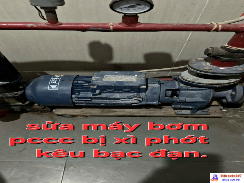 Thợ sửa máy bơm nước bị hư bạc đạn