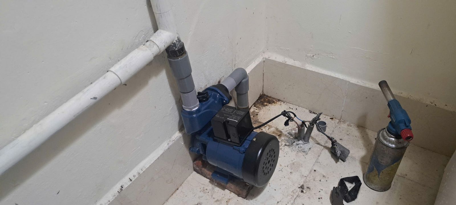 lắp đặt đường ống máy bơm nước