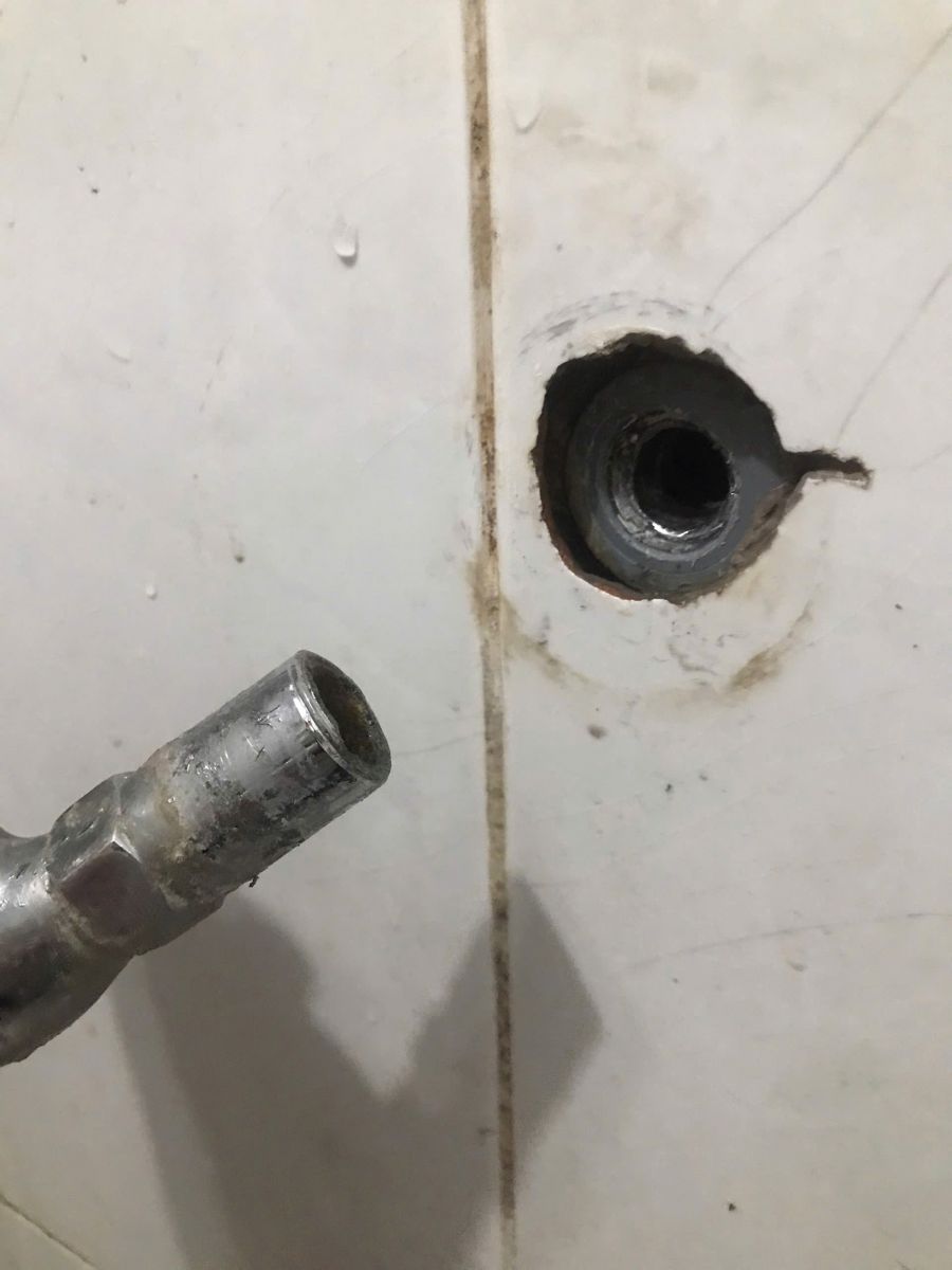 Sửa, lấy vòi nước bị gãy chân vòi